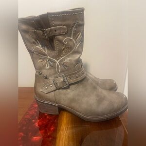 Charlie Paige Floral Embroidered Boots Size 8 NEW